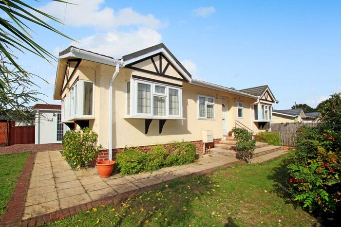 2 Bedroom Mobile/park Home For Sale In Wyatts Covert Denham, Uxbridge, Buckinghamshire, UB9