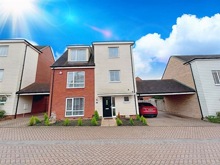 5 Bedroom Detached House To Rent In Fairway Drive, Chelmsford, CM3