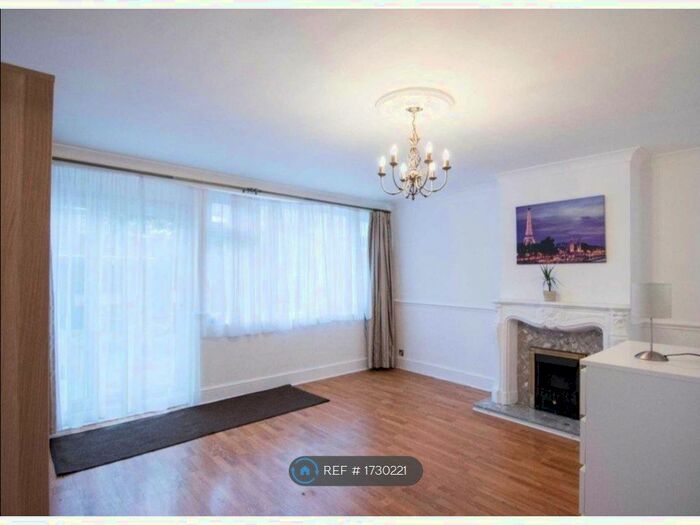 3 Bedroom Flat To Rent In Munster Village, London, SW6