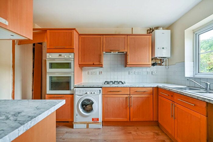 4 Bedroom Semi-detached House For Sale In Shelburne Drive, Hounslow, TW4