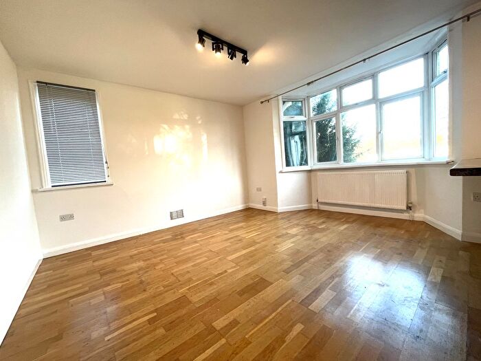2 Bedroom Flat To Rent In Monmouth Road, Watford, WD17