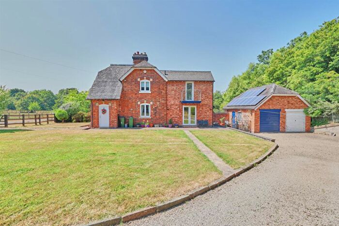 3 Bedroom Semi-Detached House For Sale In Hinckley Road, Aston Flamville, Hinckley, LE10