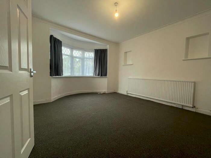 3 Bedroom Semi-Detached House To Rent In Friern Barnet Lane, London, N20