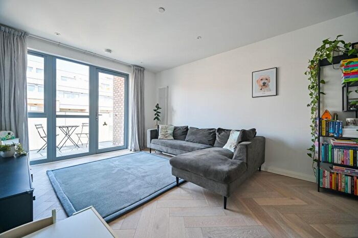 3 Bedroom Flat For Sale In Glace Apartments, Cross Lane, London, N8