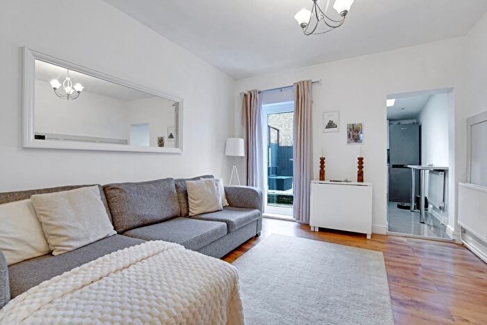 2 Bedroom Flat For Sale In Station Road, Penge, London, SE20