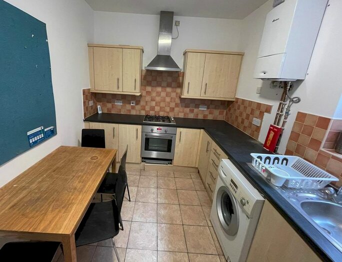 5 Bedroom Semi-Detached House To Rent In Gloucester Street, Coventry, CV1