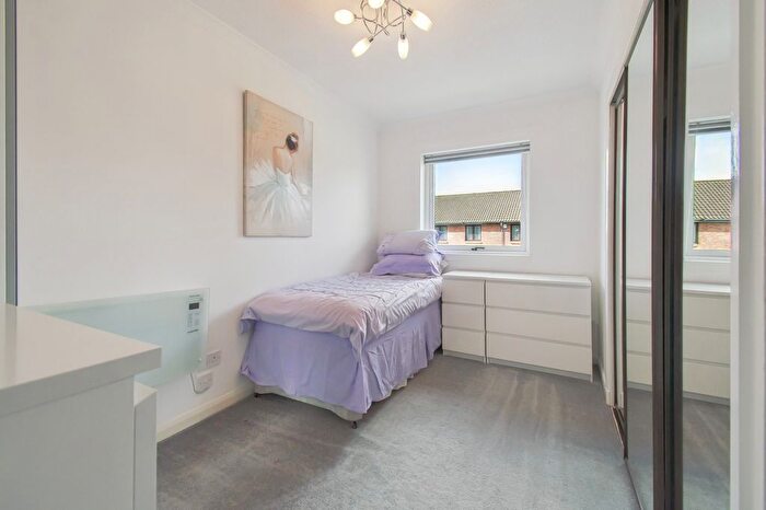 2 Bedroom Flat To Rent In Burnside Court, Bearsden, Glasgow, G61