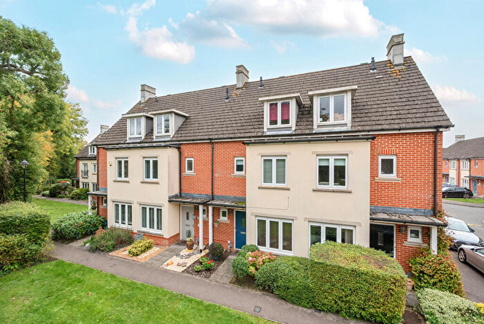 4 Bedroom End Of Terrace House For Sale In Baynton Road, Woking, GU22