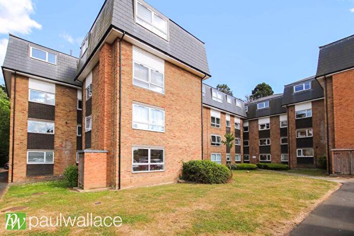 2 Bedroom Flat For Sale In Lampits, Hoddesdon, EN11