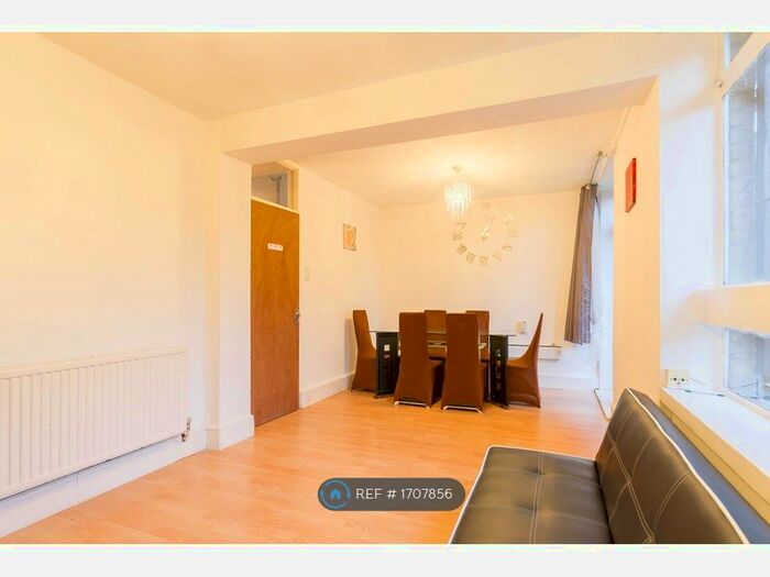 3 Bedroom Flat To Rent In Arthur Wade House, London, E2