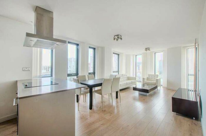 3 Bedroom Flat To Rent In Williamsburg Plaza, Canary Wharf, E14