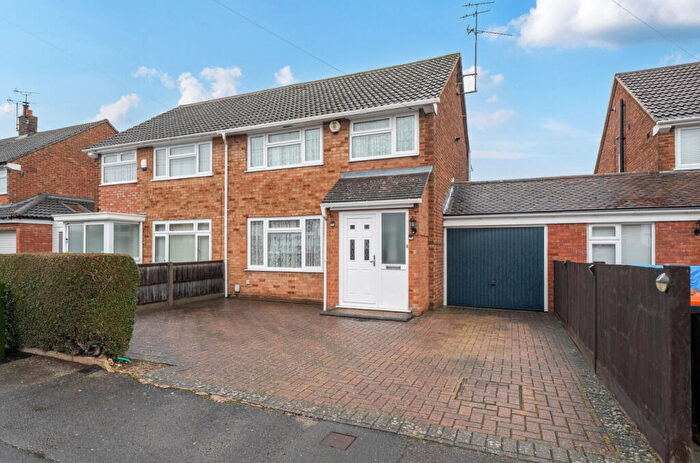 3 Bedroom Semi Detached House For Sale In Walgrave Road, Dunstable, Bedfordshire, LU5