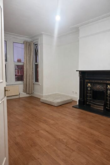 2 Bedroom Flat To Rent In Bourne Hill, Southgate, N13