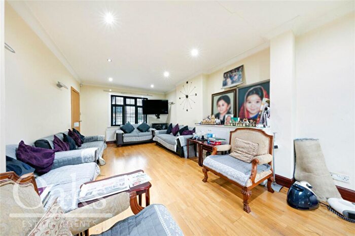 4 Bedroom Detached House For Sale In Green Lane, Thornton Heath, CR7