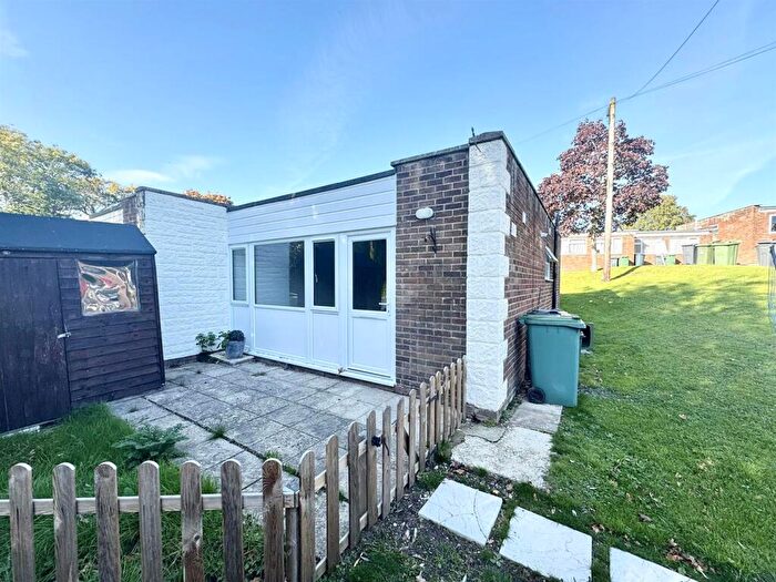 2 Bedroom Chalet For Sale In Cockleton Lane, Cowes, PO31