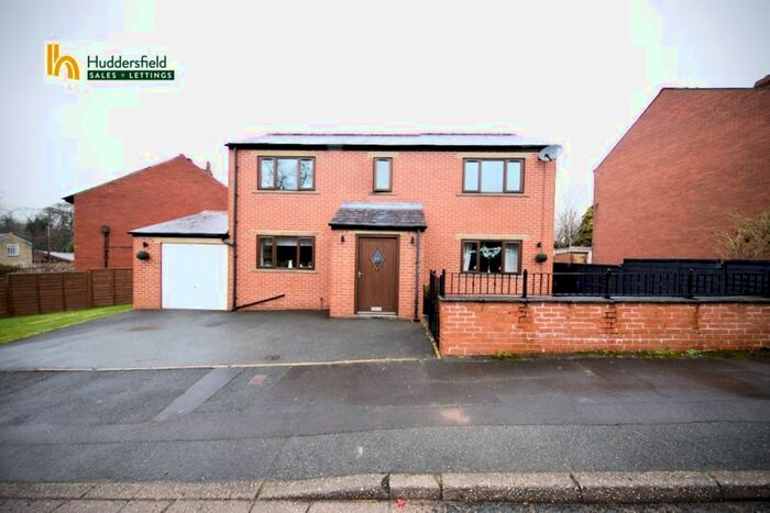 3 Bedroom Detached House For Sale In Turnshaw Avenue, Kirkburton, Huddersfield, HD8