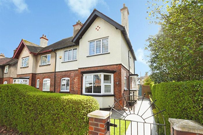 3 Bedroom Semi-Detached House For Sale In Laburnum Avenue, Garden Village, Hull, HU8