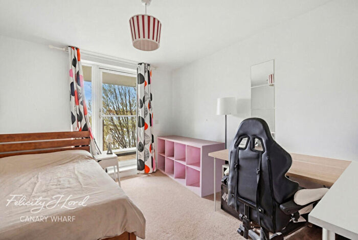 3 Bedroom Flat For Sale In Holystone Court, Tiller Road, London, E14