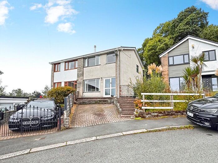 3 Bedroom Semi-Detached House For Sale In Westwood Drive, Treharris, CF46