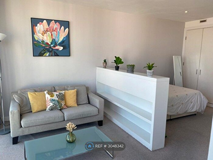 Studio To Rent In The Rotunda, Birmingham, B2