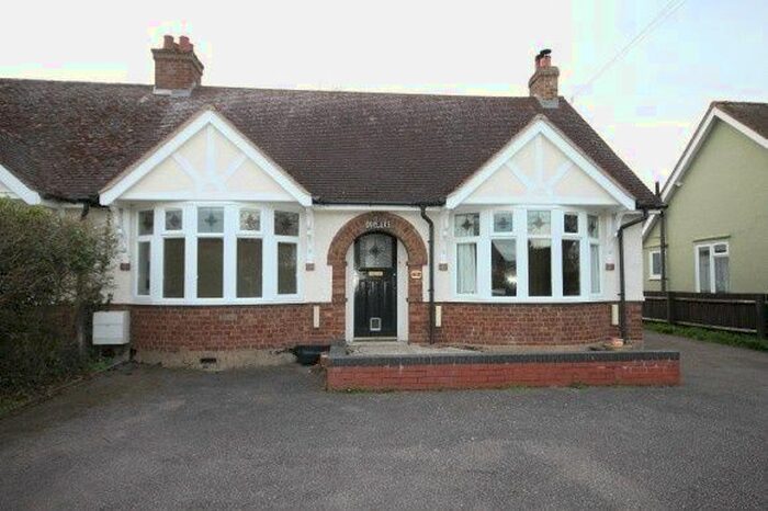 4 Bedroom Bungalow To Rent In Luton Road, Bedford, MK45