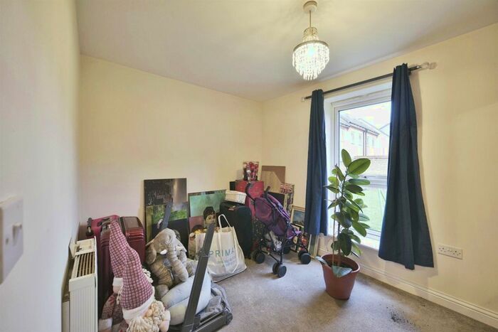2 Bedroom Flat For Sale In Lywood Drive, Sittingbourne, ME10