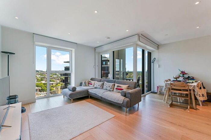 3 Bedroom Flat To Rent In Parkside Apartments, Wood Lane, White City Living, London, W12