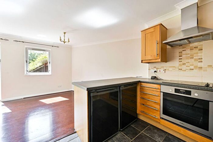 2 Bedroom Flat To Rent In Maltings Place, Sands End, London, SW6