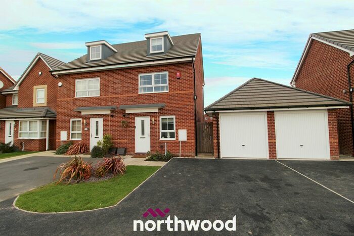 3 Bedroom Town House To Rent In Oxbow Drive, Wheatley, Doncaster, DN2