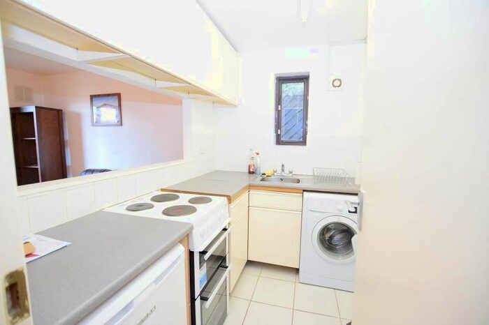 1 Bedroom Flat To Rent In Grovelands Close, London SE5