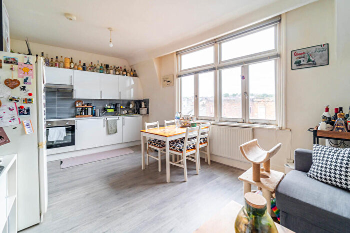 2 Bedroom Flat For Sale In Middle Lane, Crouch End, N8