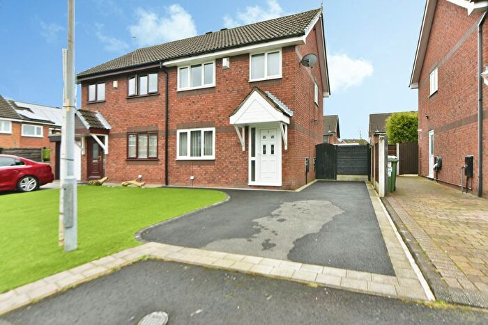 3 Bedroom Semi Detached House For Sale In Throstles Close, Manchester, M43
