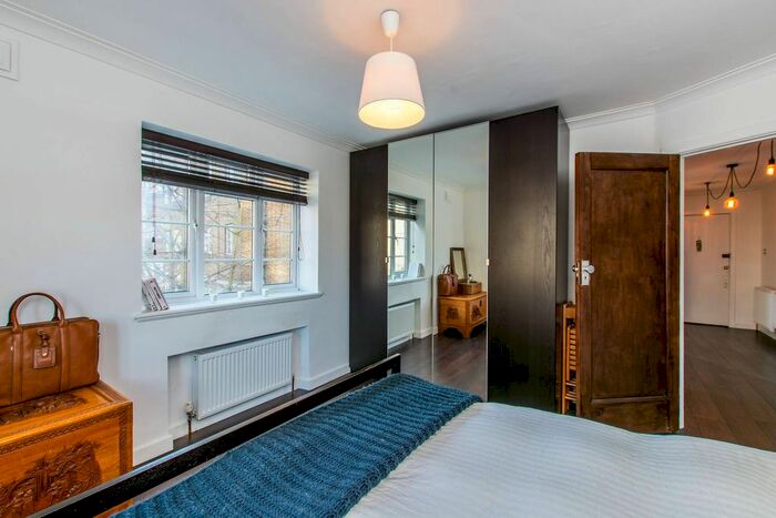3 Bedroom Flat To Rent In Streatham High Road, Streatham, London, SW16