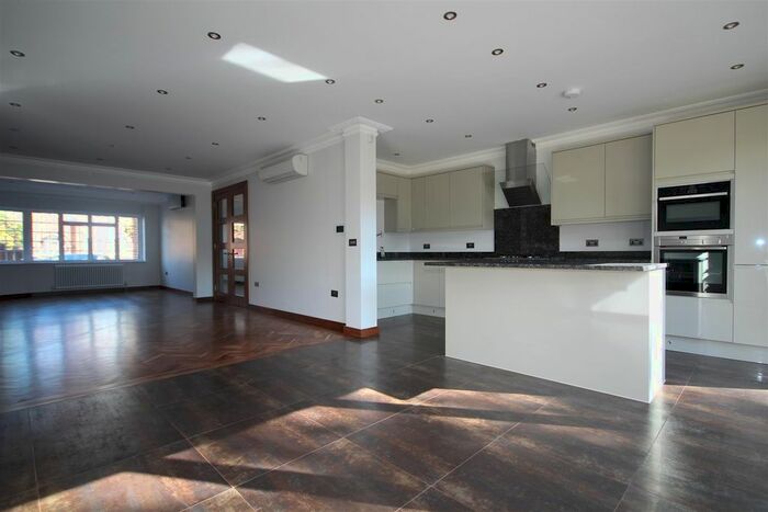5 Bedroom Semi-Detached House To Rent In Gibbon Road, Acton, W3