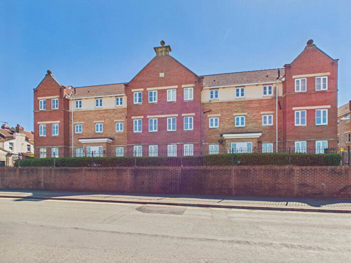 2 Bedroom Flat For Sale In Hedgers Close, Ashton, Bristol, BS3