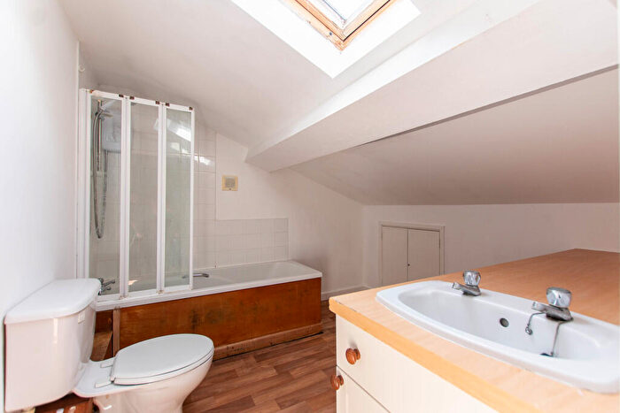 Apartment To Rent In Whaddon Drive, Cheltenham, GL52