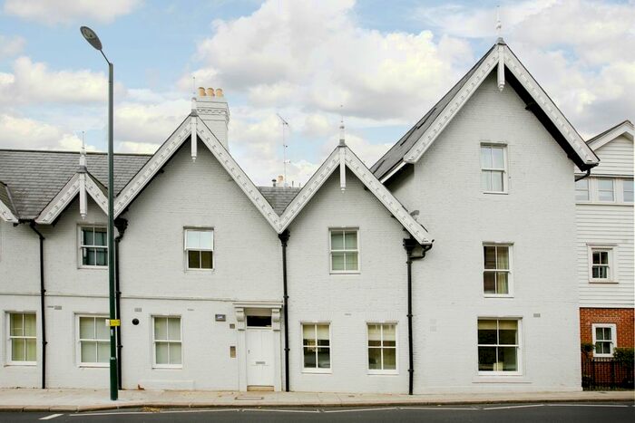 1 Bedroom Flat To Rent In Petersham Road, Richmond, TW10