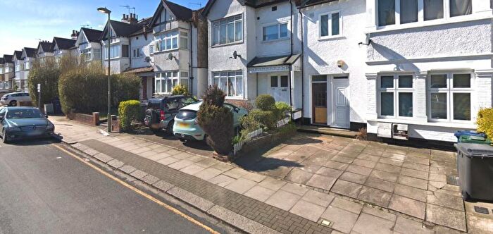 4 Bedroom Apartment To Rent In Sunny Gardens Road, Hendon, London, NW4