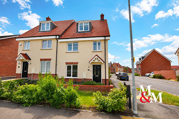 4 Bedroom Semi-Detached House To Rent In Fraserfields Way, LU7