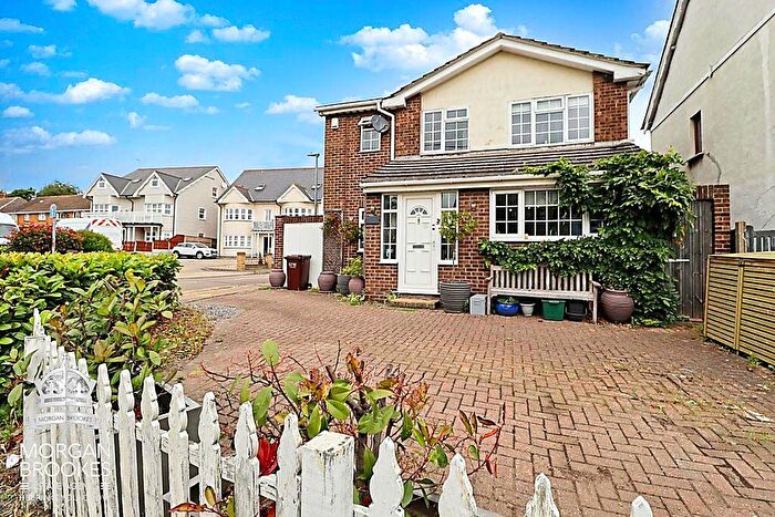 3 Bedroom Detached House For Sale In Hart Road, Thundersley, SS7