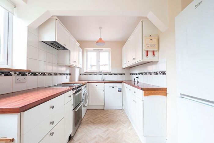 2 Bedroom Maisonette To Rent In Richmond Road, Raynes Park, SW20