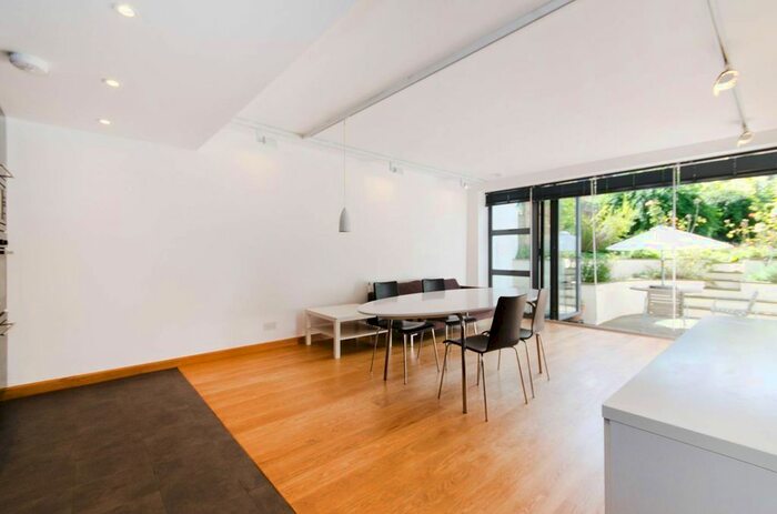 2 Bedroom Flat To Rent In Sinclair Road, Brook Green, London, W14