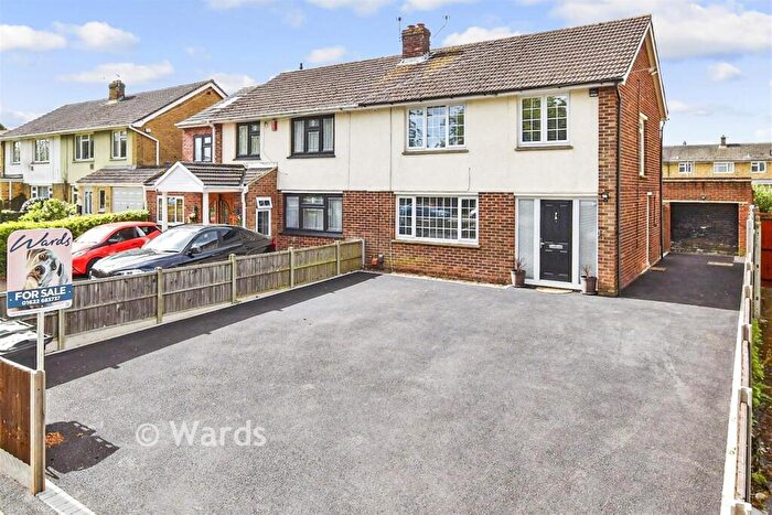 3 Bedroom Semi Detached House For Sale In Bell Meadow, Maidstone, Kent, ME15