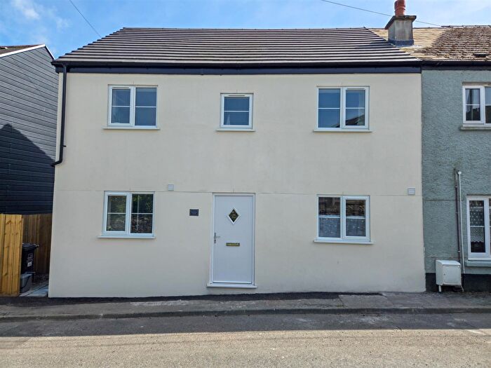 4 Bedroom End Of Terrace House For Sale In Western Cottages, Lee Mill Bridge, PL21