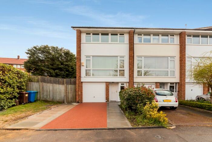 4 Bedroom House To Rent In Little Bornes London, SE21