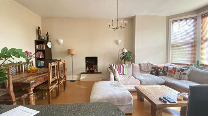 2 Bedroom Apartment To Rent In Woodside Grove, Finchley, London, N12