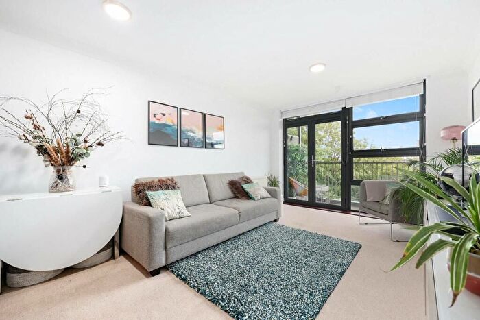 2 Bedroom Flat To Rent In Maltings Close, Bow, E3