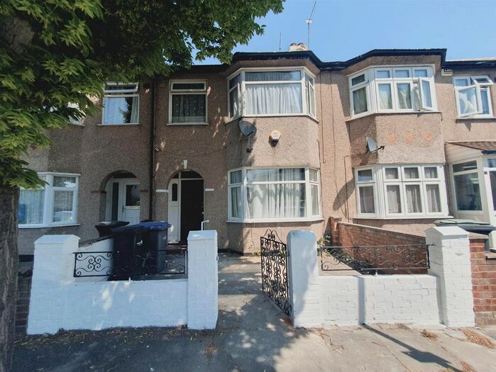 3 Bedroom Flat To Rent In Catherine Road, Enfield, EN3