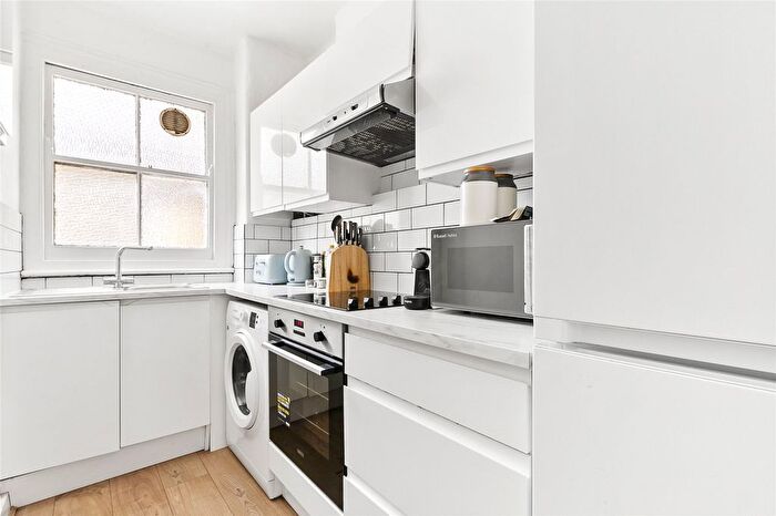 3 Bedroom Flat To Rent In Mantilla Road, London, SW17