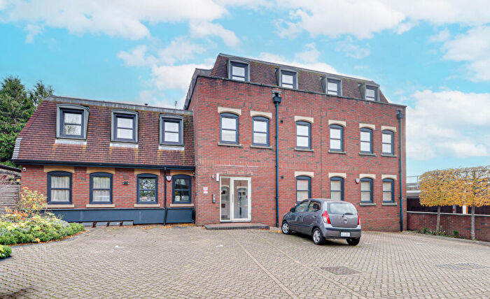 2 Bedroom Flat For Sale In Thompsons Close, Harpenden, AL5